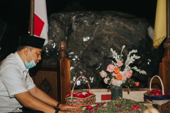 Suasana Syahdu, Eri Cahyadi Berdoa, Menggenggam Erat Pusara Bung Karno - JPNN.COM