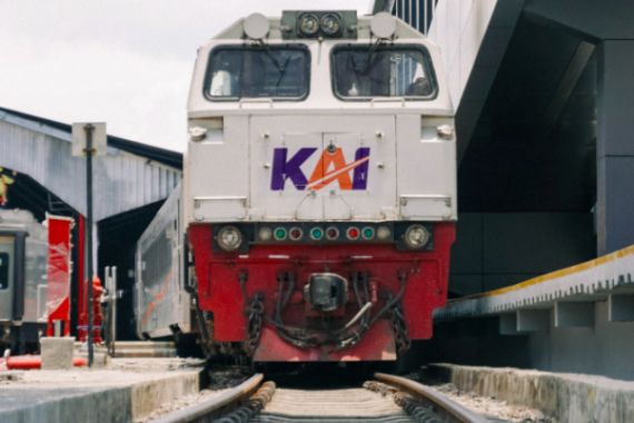 5 Gerbong Barang KA Keluar Jalur Setelah Ditabrak Truk Semen, KAI Tuntut Pemilik dan Pengemudinya - JPNN.COM