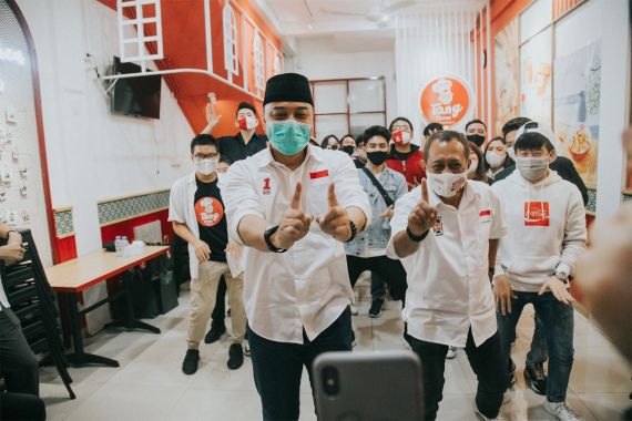 Dari Makam ke Mbah Cikrak, Asyiknya Eri-Armuji Eksplorasi Surabaya Bareng Milenial - JPNN.COM