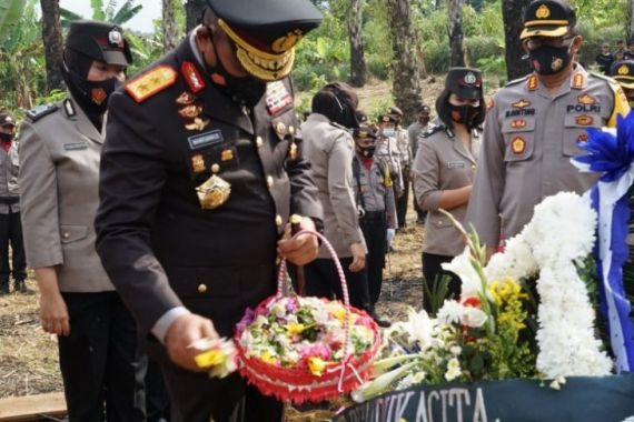 Jadi Irup Upacara Pemakaman Kombes Pol Purn Tumpal Manik, Kapolda Sumut: Beliau Suri Teladan - JPNN.COM