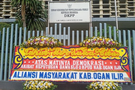 Ilyas-Endang Didiskualifikasi Dari Paslon, Karangan Bunga Muncul di DKPP - JPNN.COM