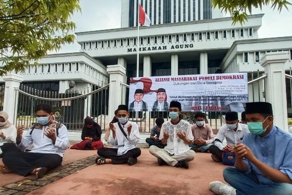 KPU Ogan Ilir Diskualifikasi Ilyas-Endang, Massa Gelar Aksi Damai ke Gedung MA - JPNN.COM