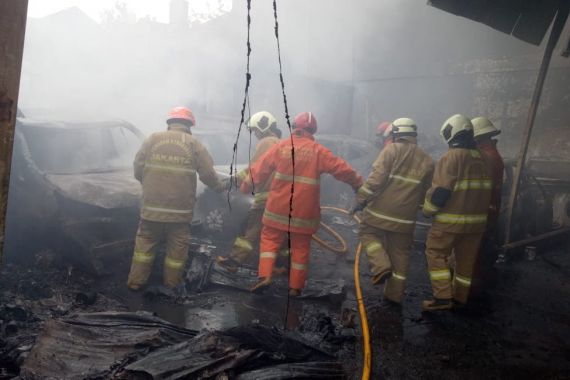 Polisi Ungkap Dugaan Penyebab Kebakaran Permukiman Padat Penduduk di Jalan Simprug Golf Jaksel - JPNN.COM