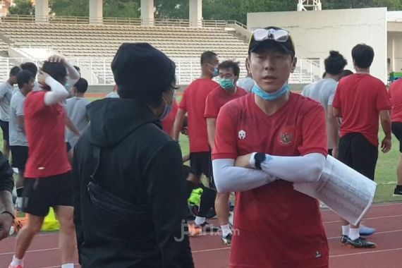 Shin Tae Yong Beri Materi Ringan saat Latihan Perdana Timnas - JPNN.COM