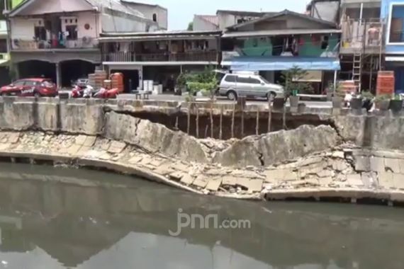 Banjir Kembali Ancam Jakarta, Turap Kali Sunter Malah Longsor - JPNN.COM