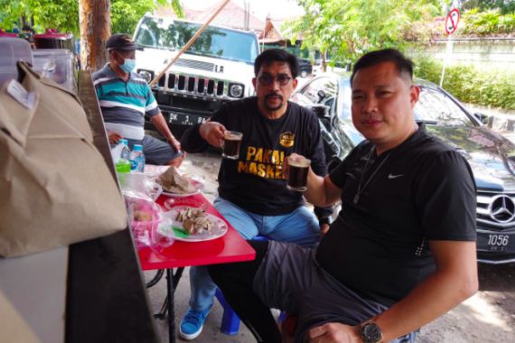 Motivator ini Kaget Lihat Cak Machfud Makan di Warung Pinggir Jalan - JPNN.COM