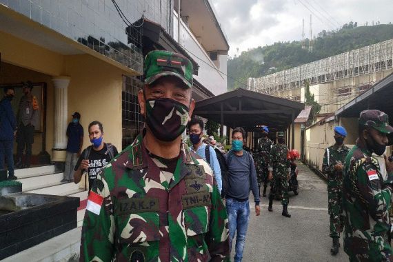 KKB Menyerang Kendaraan Militer, 3 Prajurit TNI Terluka - JPNN.COM