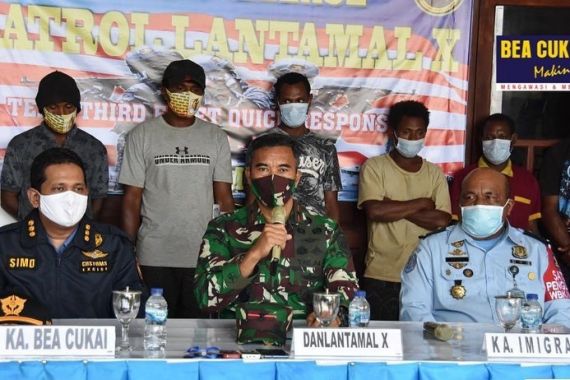 Masuk ke Indonesia Secara Ilegal, 9 WN PNG Diciduk Bea Cukai dan TNI AL - JPNN.COM