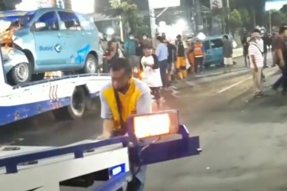 Detik-detik Kecelakaan Beruntun di Jalan Dewi Sartika Jaktim - JPNN.COM