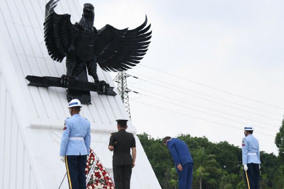 Jelang Pulang, PM Jepang Ziarahi TMP Kalibata - JPNN.COM