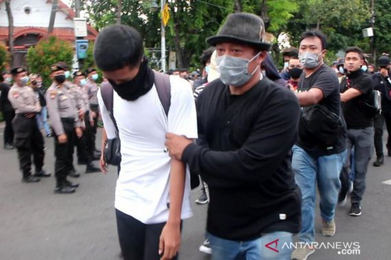 Sejumlah Pemuda Hendak Bikin Rusuh Demo di Surabaya, Benda yang Dibawa Mengejutkan - JPNN.COM