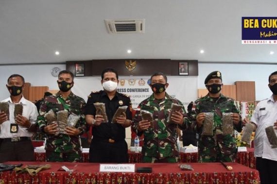 Minibus Mencurigakan Disetop Bea Cukai dan Raider TNI, Ditemukan 14 kg Ganja - JPNN.COM