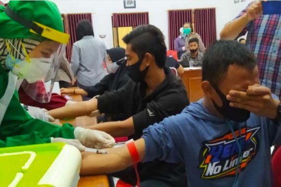 Garang Saat Ikut Demo, Lihat Nih Foto Pelajar Ketakutan saat Ikut Rapid Test Covid-19 - JPNN.COM