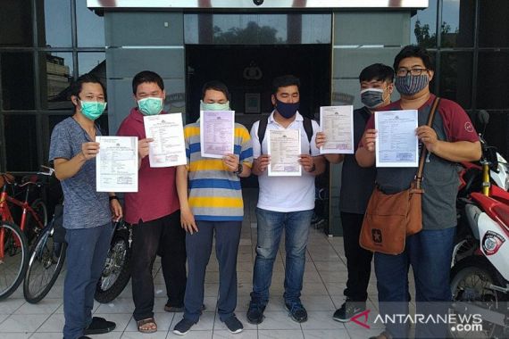 Para Pemuda Kaya Kena Tipu Datang ke Polrestabes Surabaya - JPNN.COM