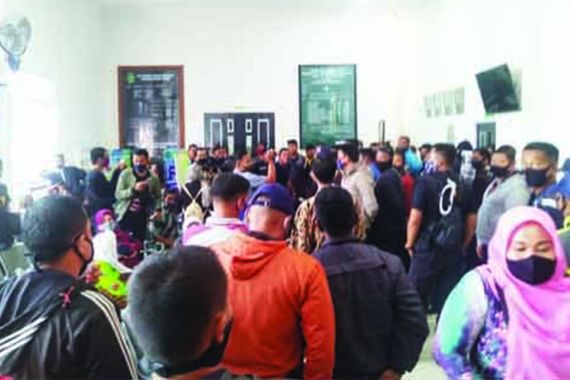 Mencekam, Puluhan Sekuriti Pelindo II Berteriak di PN Padang, Seorang Perempuan Pingsan - JPNN.COM