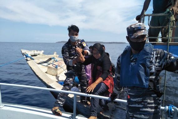TNI AL Bantu Evakuasi Penumpang KMP Pemana Raya - JPNN.COM