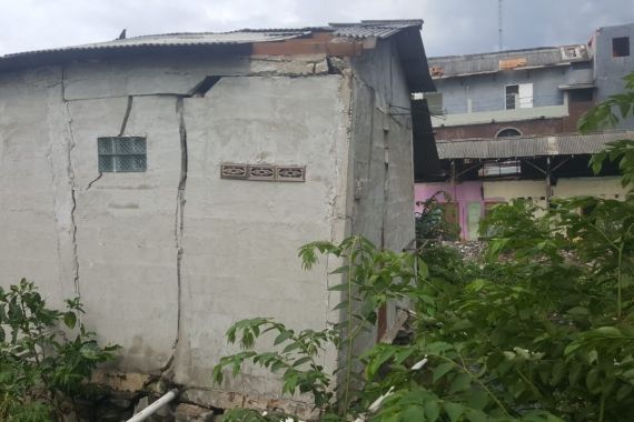 67 Rumah di Bekasi Rusak Dihantam Puting Beliung - JPNN.COM