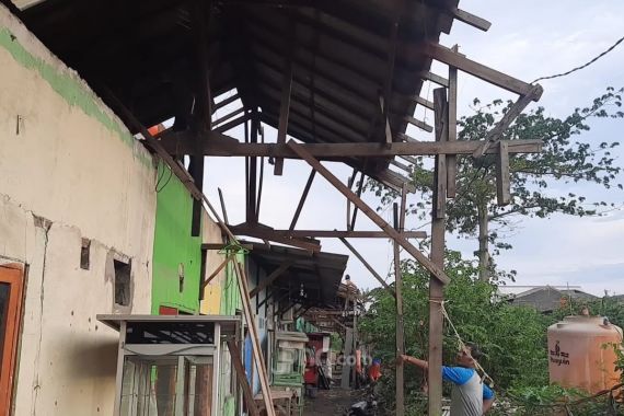 Rumah Rusak Disapu Puting Beliung di Bekasi Bertambah, Sebegini Jumlahnya - JPNN.COM