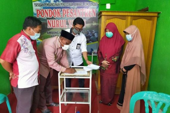Nevi Zuairina PKS Serahkan Bantuan Untuk Pesantren Nurul Yakin dan Darul Ulum - JPNN.COM