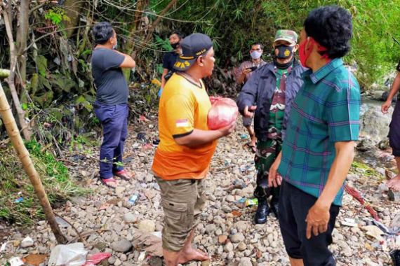 Pemulung Menemukan Sesuatu di Sungai, Geger, Ada TNI dan Polisi - JPNN.COM