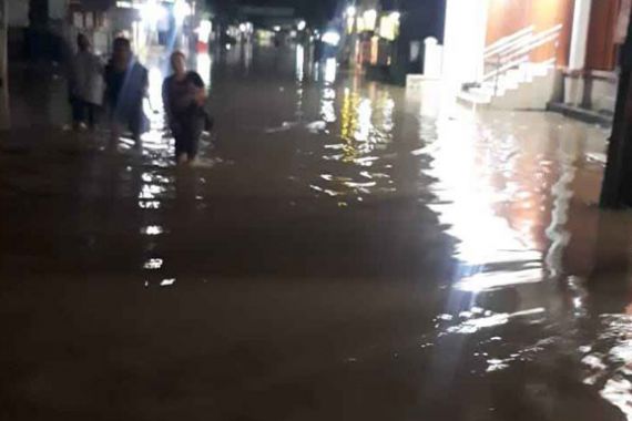 Banjir Bandang Terjang Tugu Selatan Cisarua Bogor, 3 Warga Terluka - JPNN.COM
