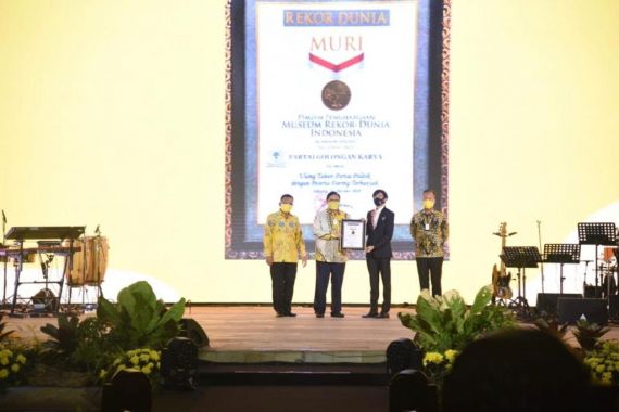 HUT ke-56 Golkar Diganjar Penghargaan Museum Rekor Indonesia - JPNN.COM
