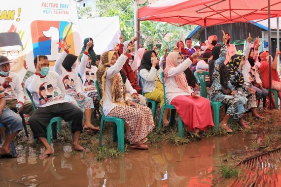 Warga Desa Samuda Tetap Antusias Bertemu Ben Bahat di Tengah Banjir - JPNN.COM