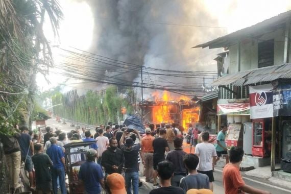 Kawasan Padat Penduduk di Simprug Gosong, Lahan Parkir Mal Senayan City Ikut Terbakar - JPNN.COM