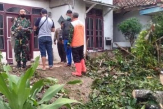 Desa Rancapanggung Cililin Diterjang Angin Puting Beliung, 17 Rumah Rusak - JPNN.COM
