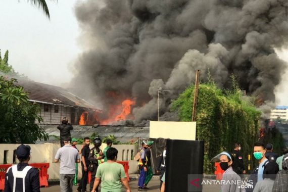 Kebakaran di Lahan Parkir Mal Senayan City, Asap Cukup Tebal - JPNN.COM