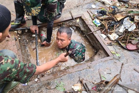 Aksi Prajurit TNI Sungguh Heroik di Tengah Guyuran Hujan - JPNN.COM