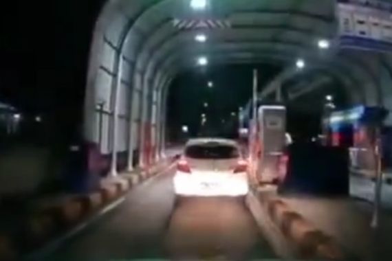 Viral, Brio Terobos Palang Pintu Tidak Bayar Uang Tol Jakasampurna - JPNN.COM