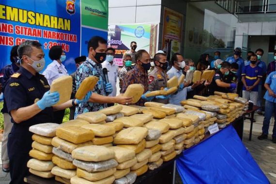 Bea Cukai di Banten dan Aceh Musnahkan Ratusan Kilogram Ganja - JPNN.COM