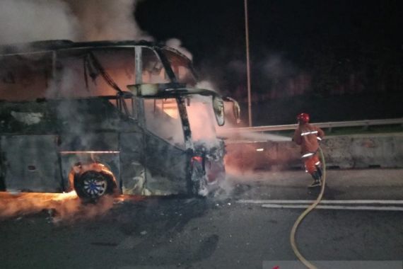 Bus AKAP Terbakar di Tol Jagorawi, Begini Penampakannya, Penumpangnya Bagaimana? - JPNN.COM