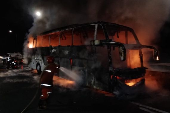 Ada Bus Terbakar di Tol Jagorawi Dini Hari Tadi, Hangus Jadi Begini - JPNN.COM
