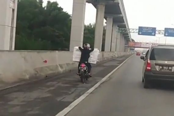 Ayo Mengaku, Siapa Ini Naik Sepeda Motor Masuk Tol Jakarta - Cikampek? - JPNN.COM