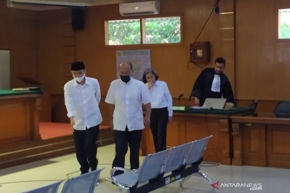 Ekspresi Tiga Petinggi Sunda Empire Setelah Divonis Dua Tahun Penjara - JPNN.COM