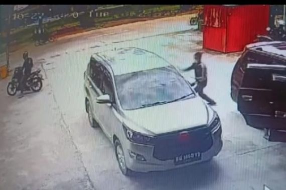 Beraksi Siang Bolong, Bandit Pecah Kaca Terekam CCTV Bawa Kabur Uang Ratusan Juta Rupiah - JPNN.COM