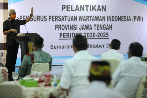 Hadiri Pelantikan Pengurus PWI Jateng, Ganjar Pranowo Berpesan Begini - JPNN.COM