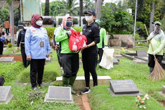 Alhamdulillah, Petugas Pemakaman Terdampak Pandemi di DKI Dapat Bantuan Kemensos - JPNN.COM