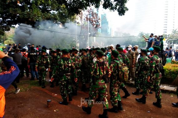 Mantap! TNI Turun Tangan Mengatasi Situasi Tak Terkendali di Patung Kuda - JPNN.COM