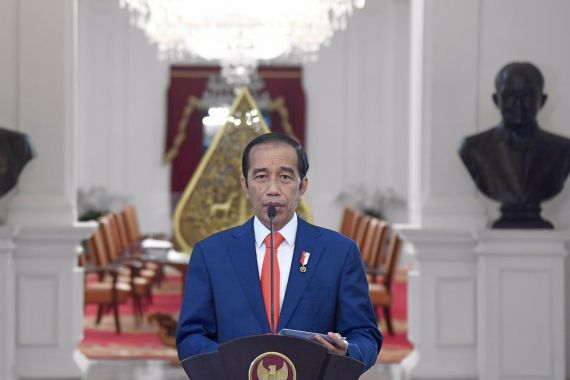 Kinerja Perdagangan Kembali Surplus, Tim Ekonomi Jokowi Tuai Pujian - JPNN.COM