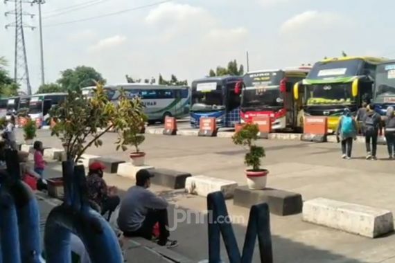 Hari Pertama Libur Panjang, Begini Situasi di Terminal Bus Kampung Rambutan - JPNN.COM