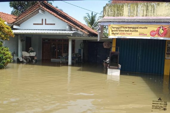 Banjir Cilacap Meluas dan Rendam Ribuan Rumah, Warga Positif Covid-19 Dievakuasi - JPNN.COM