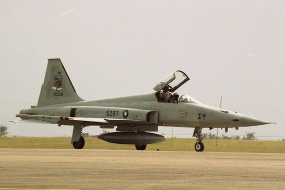 Jet Tempur F-5E Hilang Kendali di Udara, Pilot Terjun ke Laut - JPNN.COM