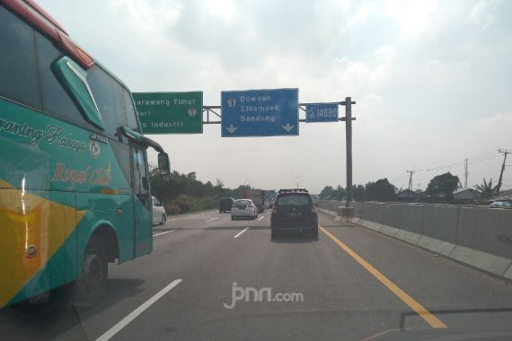 Karawang Timur Macet, Rest Area KM 50 Ditutup, Awas Kebelet Pipis - JPNN.COM