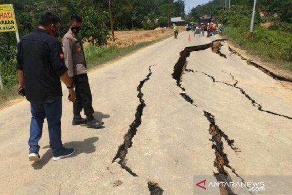 Jalan Perbatasan Riau-Sumbar Amblas, Kompol Sri Rahayu: Pengendara Tolong Berhati-hati - JPNN.COM