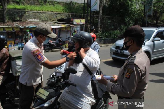 Tekan Covid-19, Petugas Gabungan Kota Sukabumi Gelar Patroli - JPNN.COM