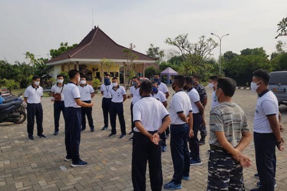 Jalin Toleransi, Prajurit Satkor Koarmada II Bersihkan Tempat Ibadah - JPNN.COM
