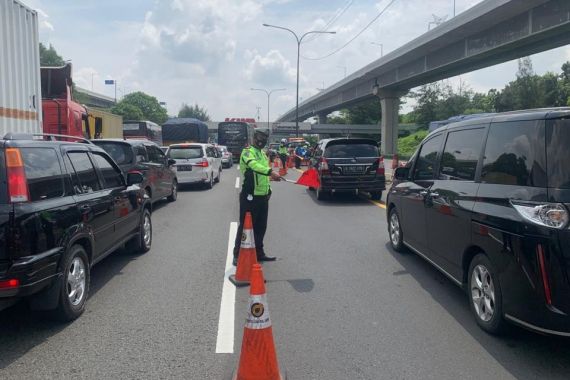 Siang Ini Tol Japek Macet, Contraflow Sepanjang 14 KM Diterapkan, Catat Titiknya - JPNN.COM